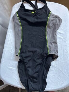 Nike women’s Powerback one piece swimsuit